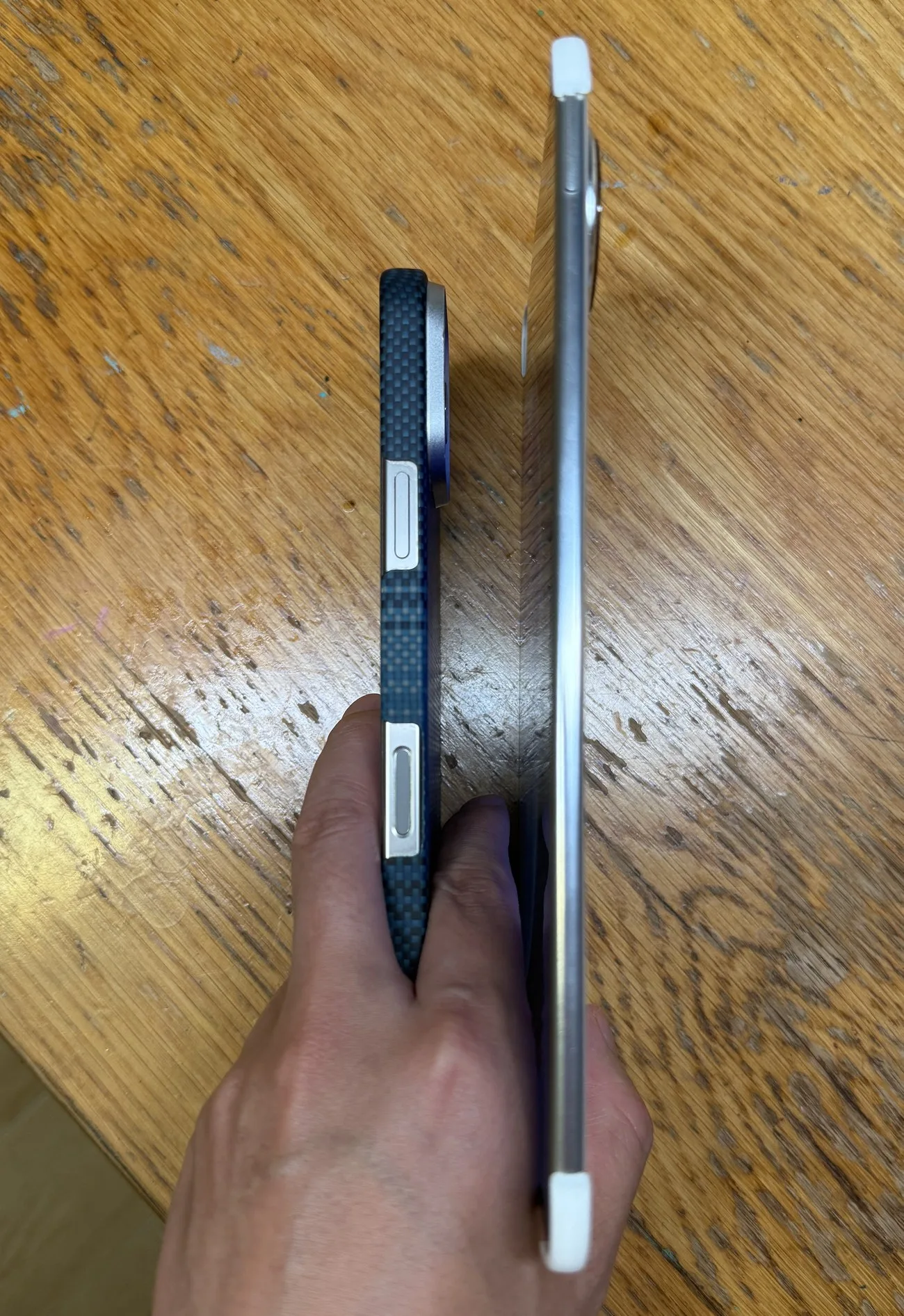 MatePad Mini 和手机的侧边厚度对比